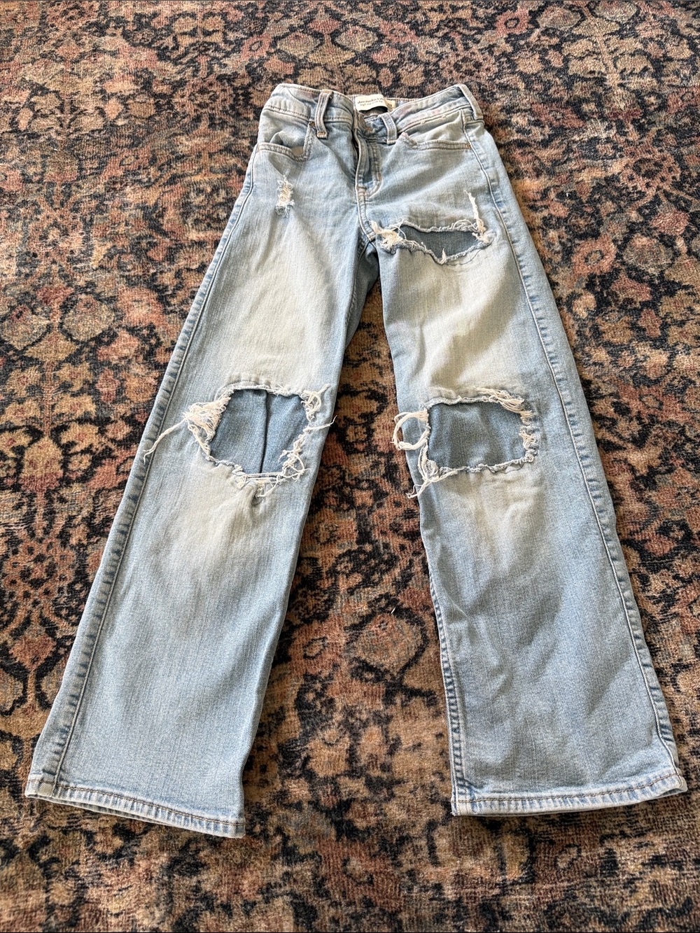 Light Wash Distressed Straight-Leg Jeans with Knee Rips